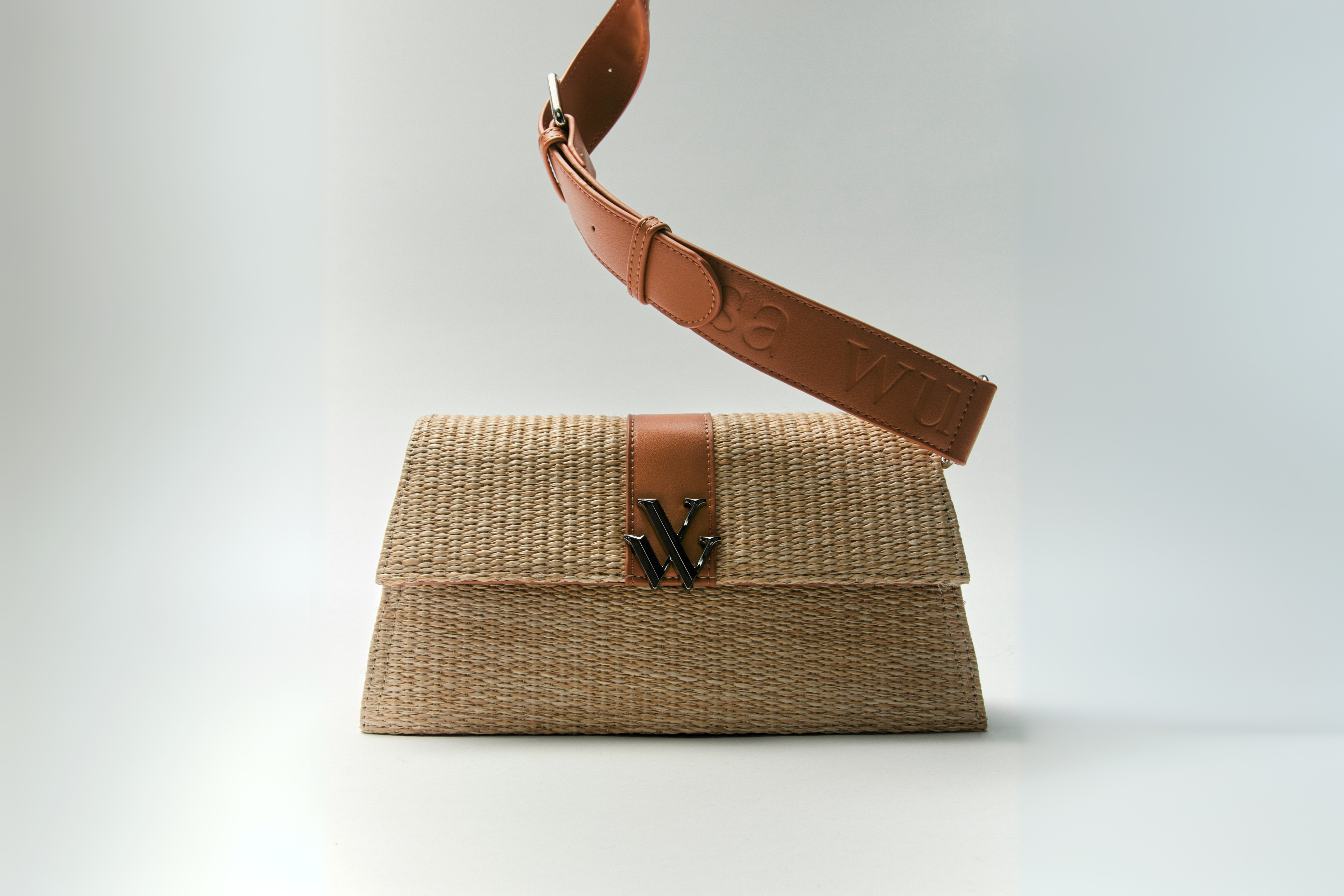 Le Sac Dalila camel en raphia pour femmes de la marque Vanessa Wu.